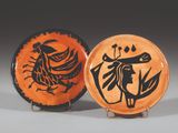 deux assiettes décoratives ornées de motifs, posées sur une table