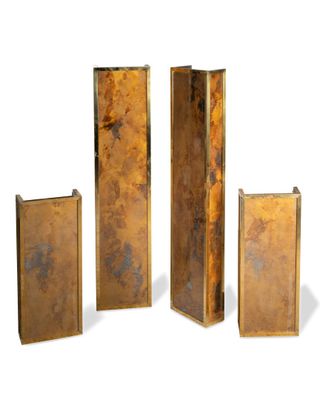 quatre pièces métalliques sont disposées en ligne sur une surface blanche