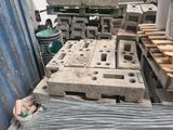 une pile de parpaings posée sur une palette