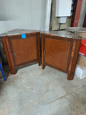 deux meubles posés à même le sol