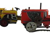 deux tracteurs miniatures posés l'un à côté de l'autre