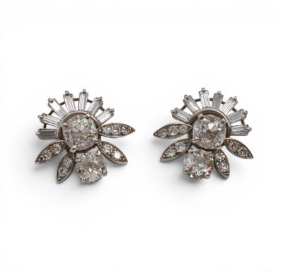 une image d'une paire de boucles d'oreilles en diamant sur fond blanc