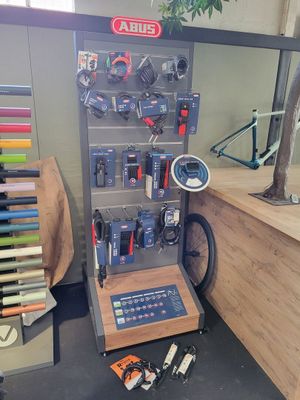un magasin de vélo où de nombreux outils sont accrochés au mur
