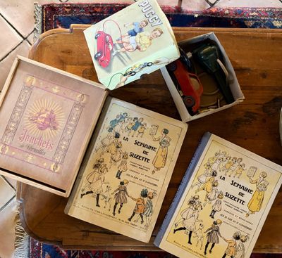 trois livres posés sur un plateau en bois posé par terre
