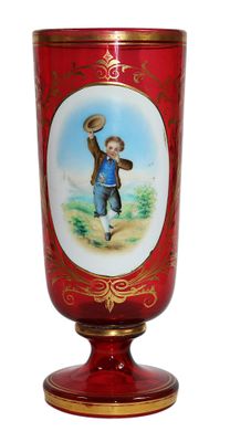 VASE sur piédouche en cristal teinté rouge orné d'un médaill…