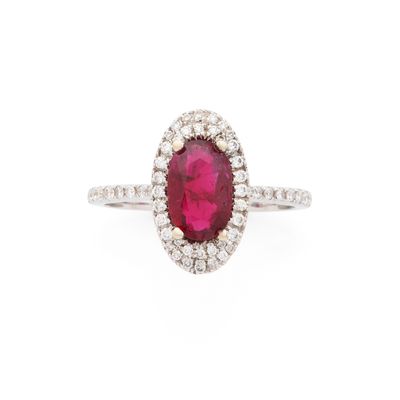 BAGUE retenant un rubis ovale de 1.43 carats (légères égrisu…