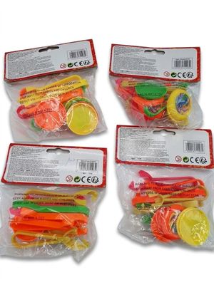 quatre sachets de fruits et légumes assortis dans des sacs en plastique