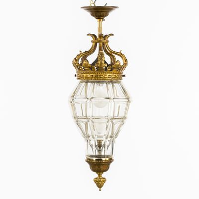 une suspension ancienne en laiton et en verre, surmontée d'une couronne