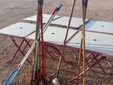plein d'outils posés sur une table, dans la poussière