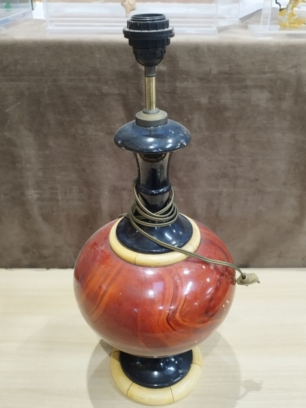 Lampe moderne effet marbre rouge.