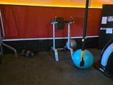 une photo d'une salle de sport équipée d'appareils de musculation