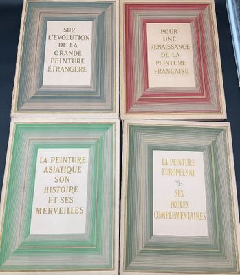 quatre photos encadrées, avec des cadres de couleurs et de tailles différentes