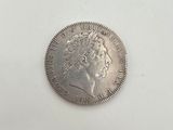 une pièce d'argent portant une tête de femme