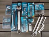 un grand nombre d'outils posés sur une table