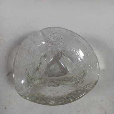 un bol en verre transparent avec un triangle à l'intérieur