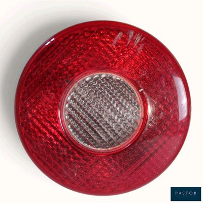 un gros plan d'une lumière rouge sur une surface blanche