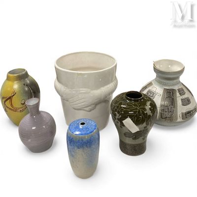 Réunion de six vases en faïence, comprenant : - Un vase soli…