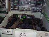 une boîte à outils posée sur une étagère dans un magasin