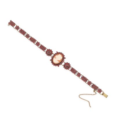 un gros plan d'une montre-bracelet avec une chaîne, sur fond blanc