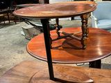 une table sur laquelle sont posées trois tables superposées