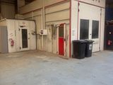 un garage équipé d'un extincteur et d'une borne d'incendie