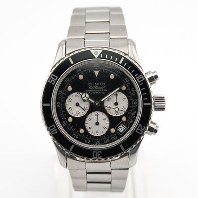 une montre posée sur une surface blanche