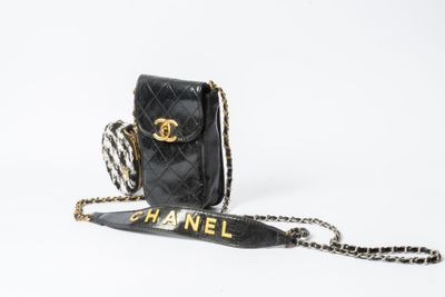 Mini-sac Chanel à rabat en cuir d'agneau matelassé noir, avec bandoulière en chaîne