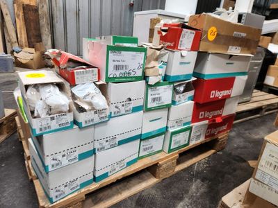 de nombreuses caisses de denrées alimentaires sur une palette dans un entrepôt
