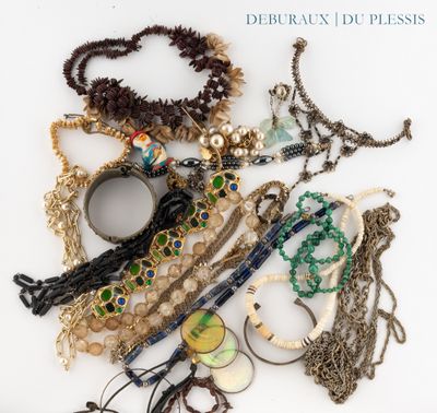 plusieurs types de colliers et de bracelets différents disposés sur une table