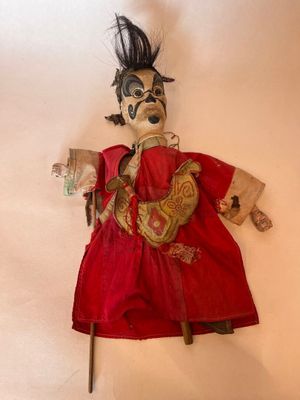 MARIONNETTE en bois peint, vêtue d'une robe rouge avec un pl…