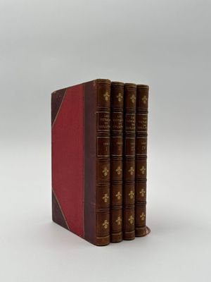 trois livres superposés sur une surface blanche