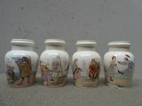 trois vases ornés de portraits, posés sur une table