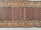un vieux tapis orné d'un motif sur fond blanc
