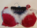 Le soutien-gorge est rouge et blanc, orné de plumes blanches.