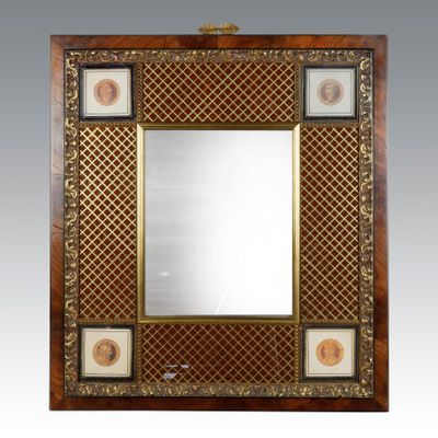 un grand miroir avec un cadre en bois et un motif décoratif