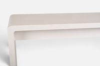 Console de forme rectangulaire en bois laqué blanc. (photo 2)