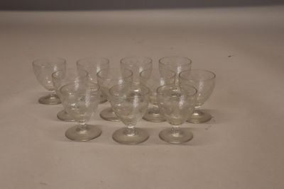 six verres à vin vides posés sur une table
