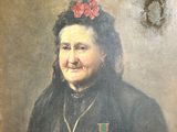 tableau représentant une vieille femme portant une médaille et une fleur dans les cheveux