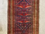 un tapis rouge et bleu accroché au mur