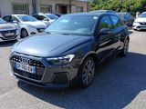 L'Audi est garée sur un parking, avec d'autres voitures en arrière-plan.