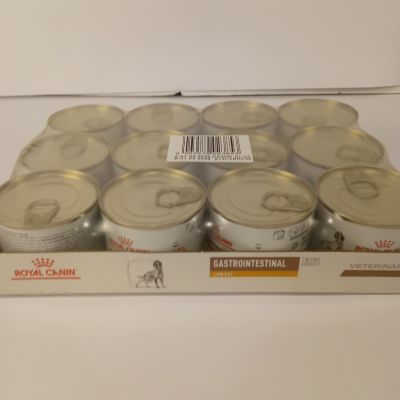 une boîte de conserves de nourriture pour chiens posée sur une table