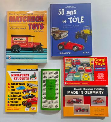 de nombreux livres qui se trouvent ensemble sur la table