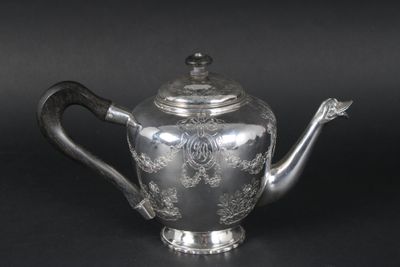 Théière en argent. Elle repose sur une base contournée, le c… - Photo 1