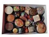 une boîte contenant différents types de savons