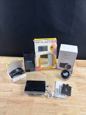 une boîte contenant des appareils électroniques posée sur une table à côté d'un téléphone portable