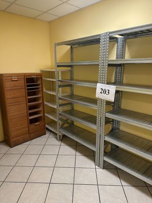 une pièce avec beaucoup d'étagères