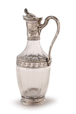 un pichet ancien en verre plaqué argent, muni d'une anse