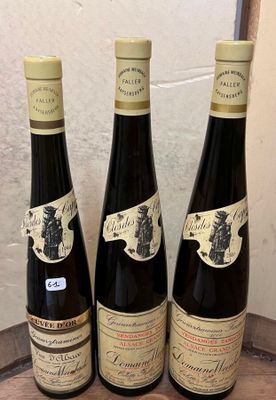 trois bouteilles de vin posées sur un tonneau en bois