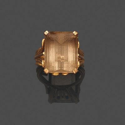 une bague en or 18 carats sertie d'un quartz fumé facetté