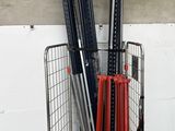 de nombreuses battes de baseball et autres battes dans un chariot devant un bâtiment